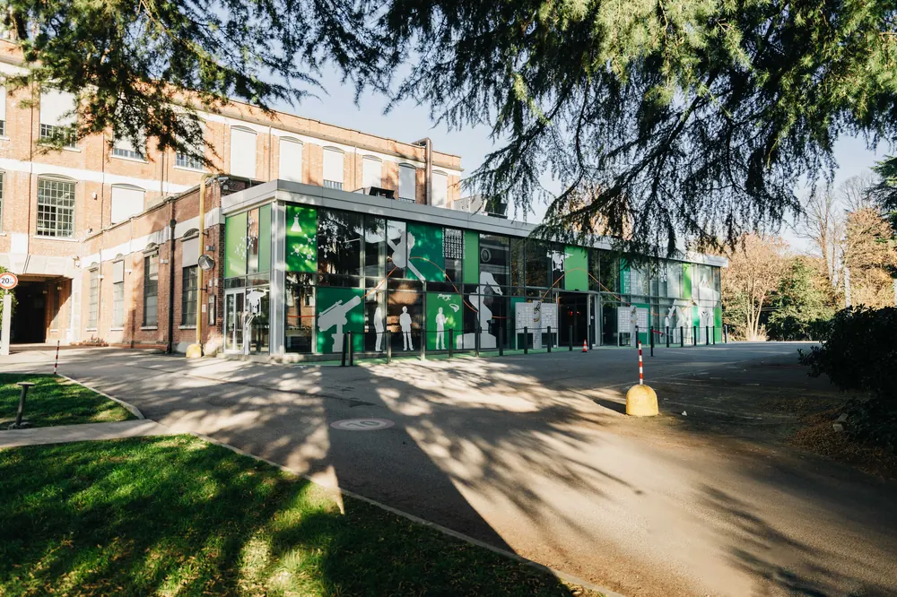 Esterno dell'hub con il giardino e il container verde