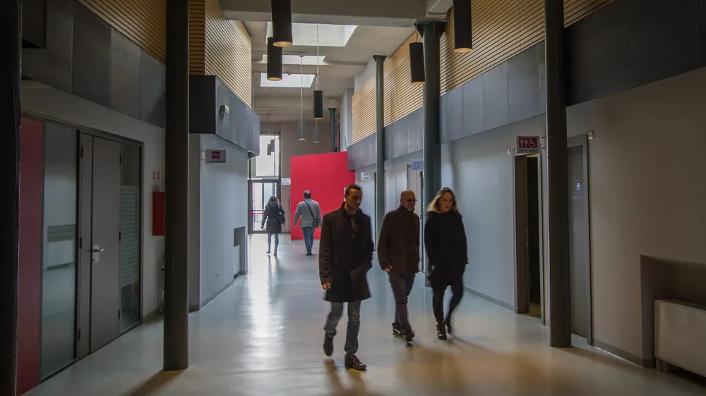 Persone che camminano nei corridoi dell'Innovation Hub