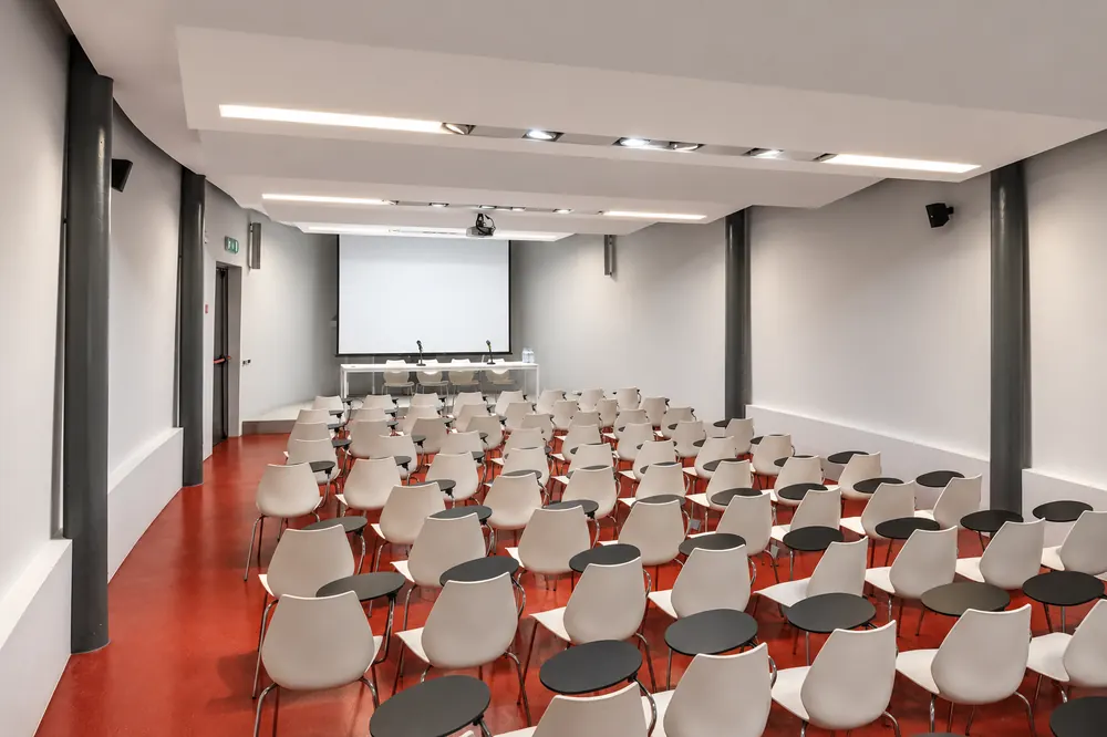Auditorium con platea di sedie