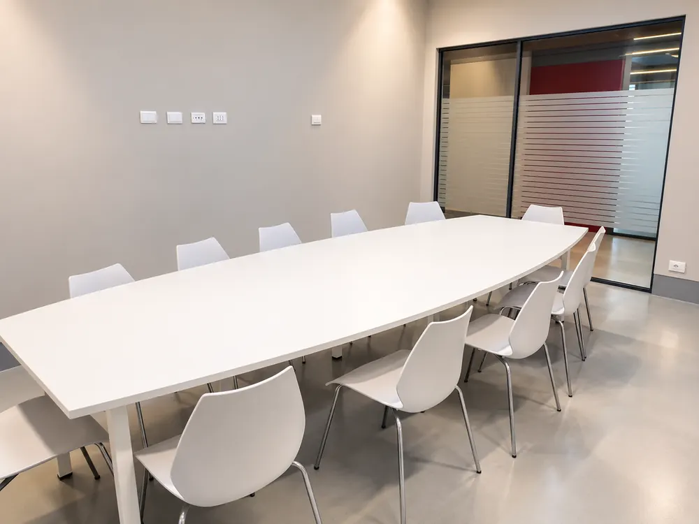 Sala riunioni con tavolo bianco e vetrate