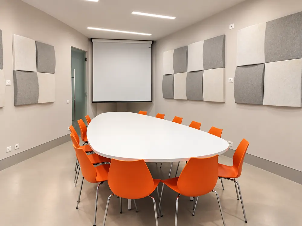 Sala riunioni con sedie arancioni
