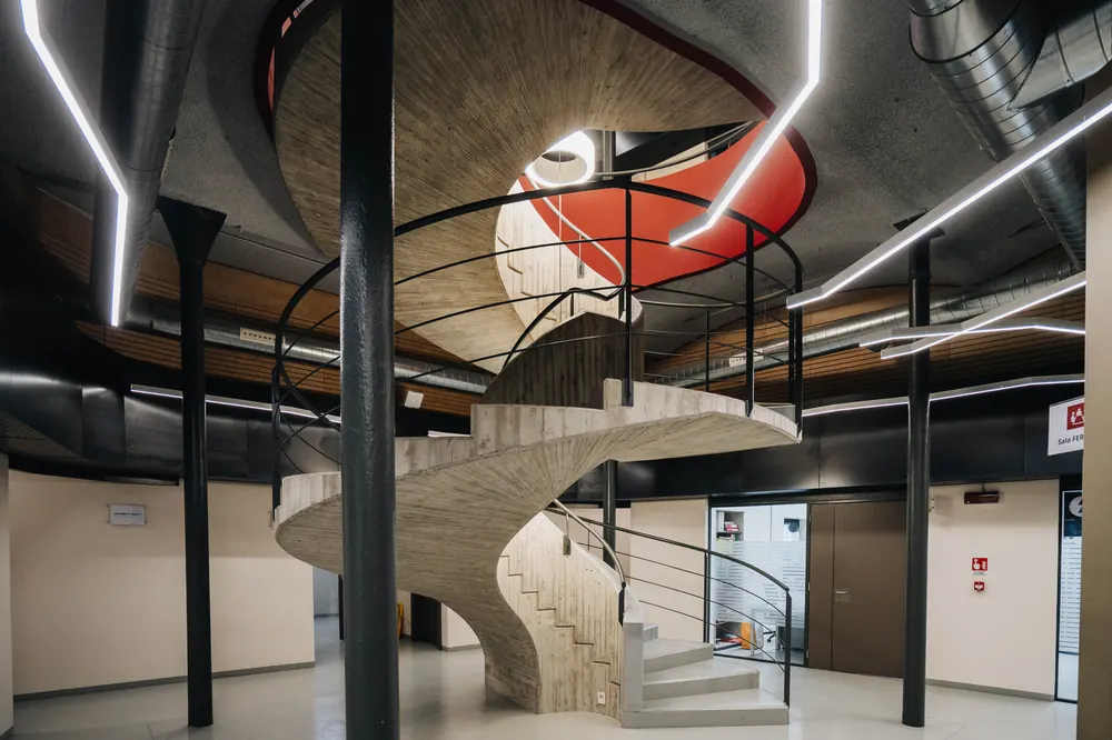 Scala elicoidale nell'atrio dell'Innovation Hub
